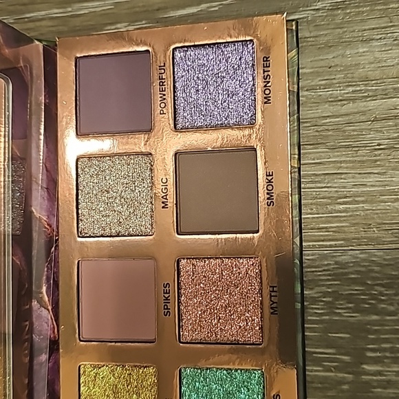 SOLD ON MERCARI- What's Up Beauty Dragon Eye pallet - Picture 4 of 4